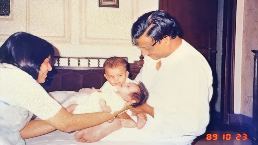 Dadu with Ma, Bhaiya & Tanya Didi (3 weeks)