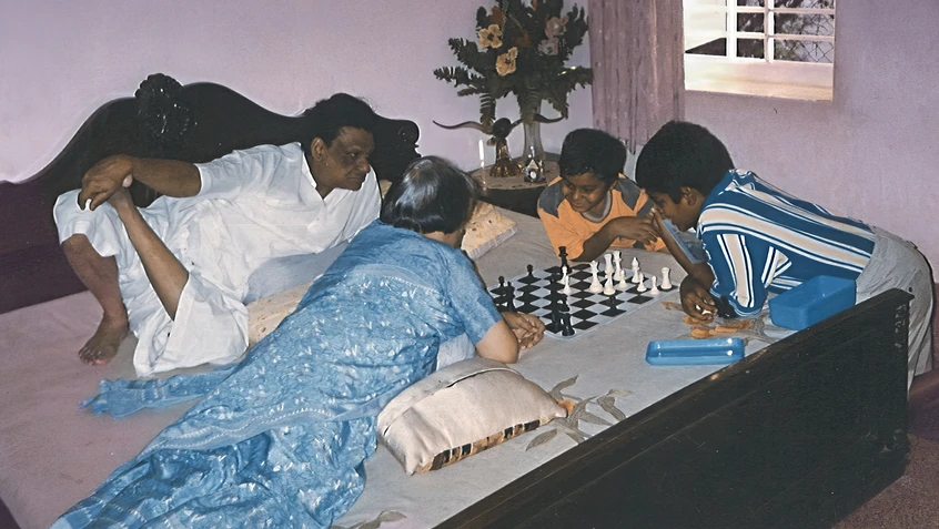 Dadu, Ma, and Grandsons' Chess Game